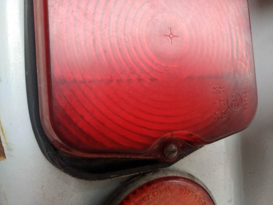 Сделали схождение, заменили рулевые наконечники, шкворню подтянули ...