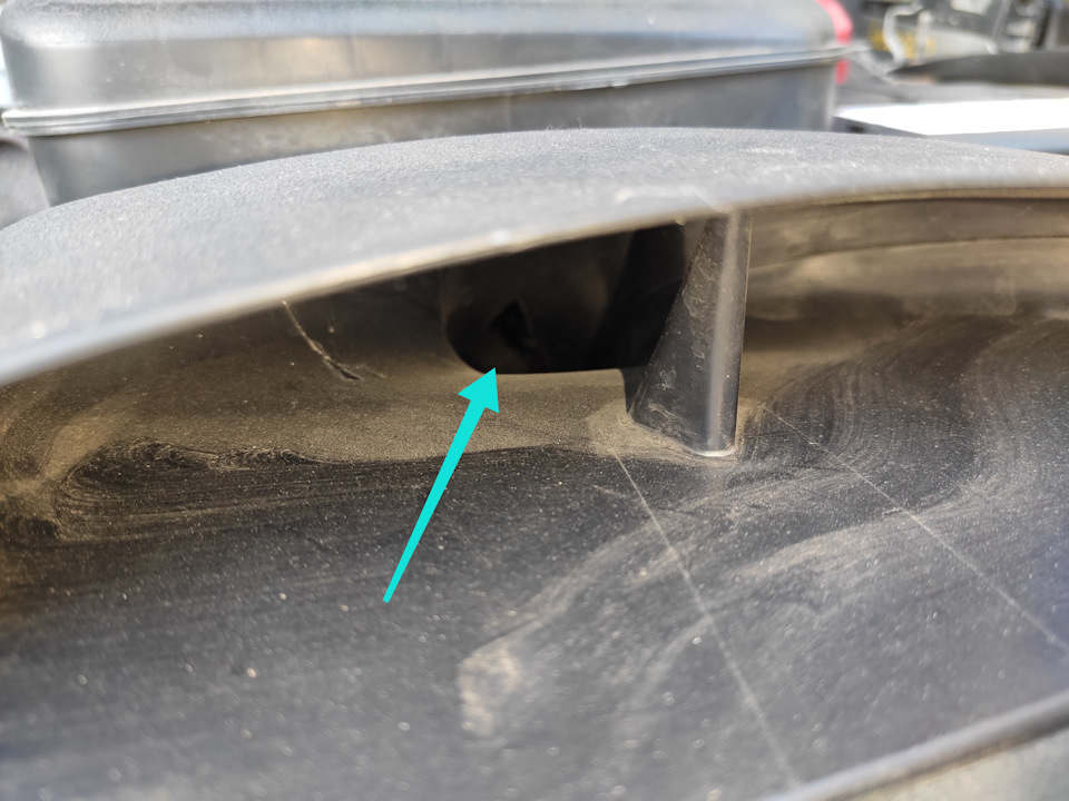 Вот там слегка видно полученное отверстие. Ссори за пыль. — Toyota Camry (XV50)