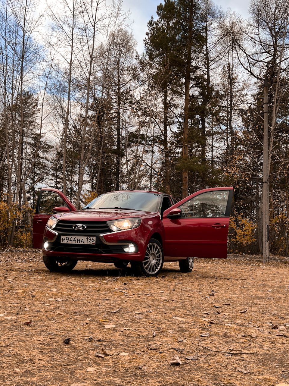 35.Осенняя фотосессия и продажа автомобиля — Lada Гранта Лифтбек (2-е  поколение), 1,6 л, 2020 года | фотография | DRIVE2