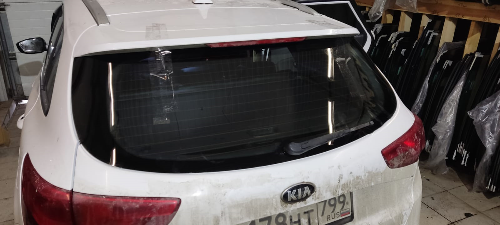 Киа сид заднее стекло. Пластиковая накладка сверху заднего стекла Kia Ceed SW 2019. Дефлектор на заднее стекло Киа Рио 4. Пластиковая накладка на стекло Kia Ceed SW 2019. Заднее стекло Киа спектра изнутри.