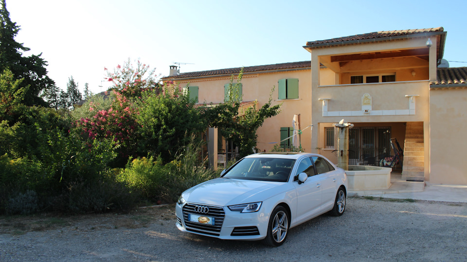 На месте ночлега – Le Campagnard. Гостеприимные хозяева, как отмечено в комментариях на Букинге – разговаривающие только по-французски, арендуют первый этаж. Когда я говорю первый, я имею ввиду второй. По нелепому недоразумению наземный уровень в Восточной Европе именуется «первым этажом», хотя «этаж», французское слово, по определению не может быть на уровне земли :) — Audi A4 (B9)