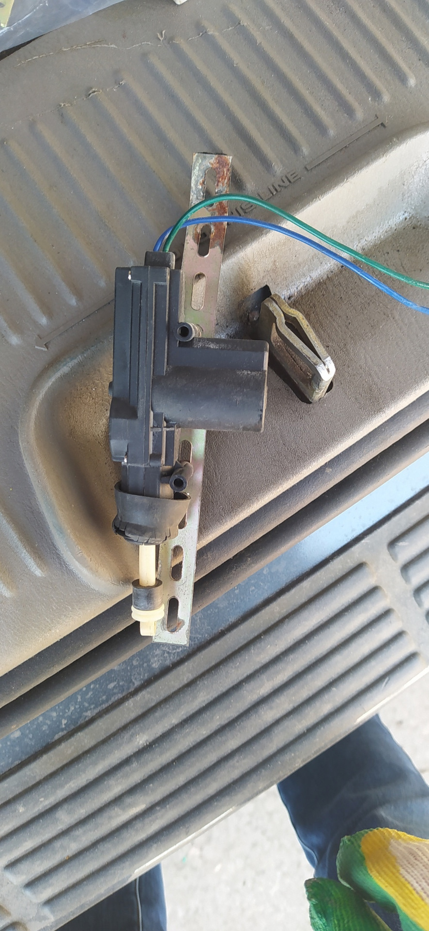 Замена электропривода замка двери — Dodge Caravan IV, 2,4 л, 2001 года ...