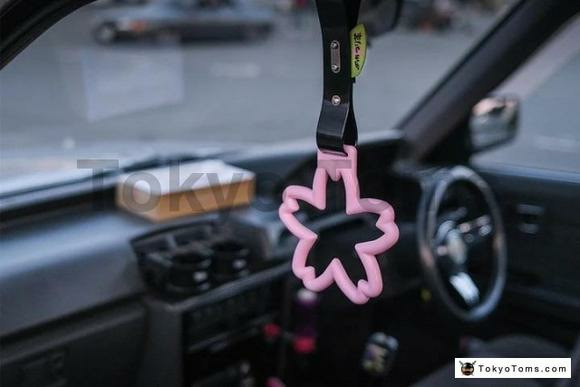 цурикава tsurikawa что это. 1RVytpC3v6VM06ebk 7Kqx2wavQ 960. цурикава tsurikawa что это фото. цурикава tsurikawa что это-1RVytpC3v6VM06ebk 7Kqx2wavQ 960. картинка цурикава tsurikawa что это. картинка 1RVytpC3v6VM06ebk 7Kqx2wavQ 960. Цурикава (つり革), как известно любителям JDM, это небольшое кольцо, которое изначально является поручнем в японском общественном транспорте. Однако нередко она используется и в машинах.