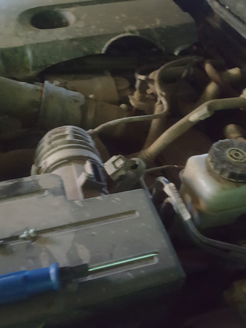 чистка датчика расхода воздуха и датчика давления топлива — Nissan ...