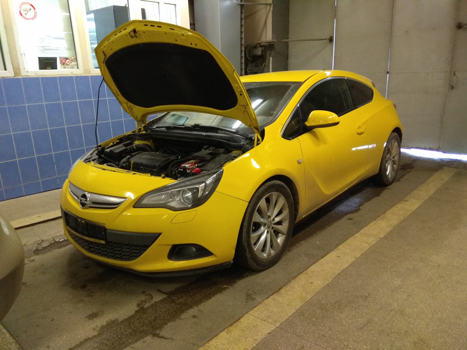 Автомобиль ремонт опель. Opel Astra GTC 1.8. Капот Opel Astra j GTC. Opel Astra GTC J задний.