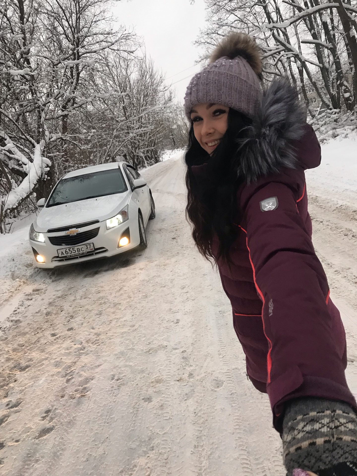 Девушка возле машины зима