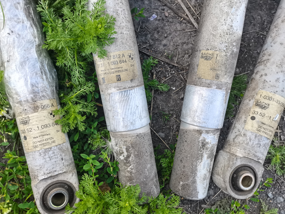 Диски тормозные, колодки пара рычагов и зловещие пружины монро — BMW 5 ...