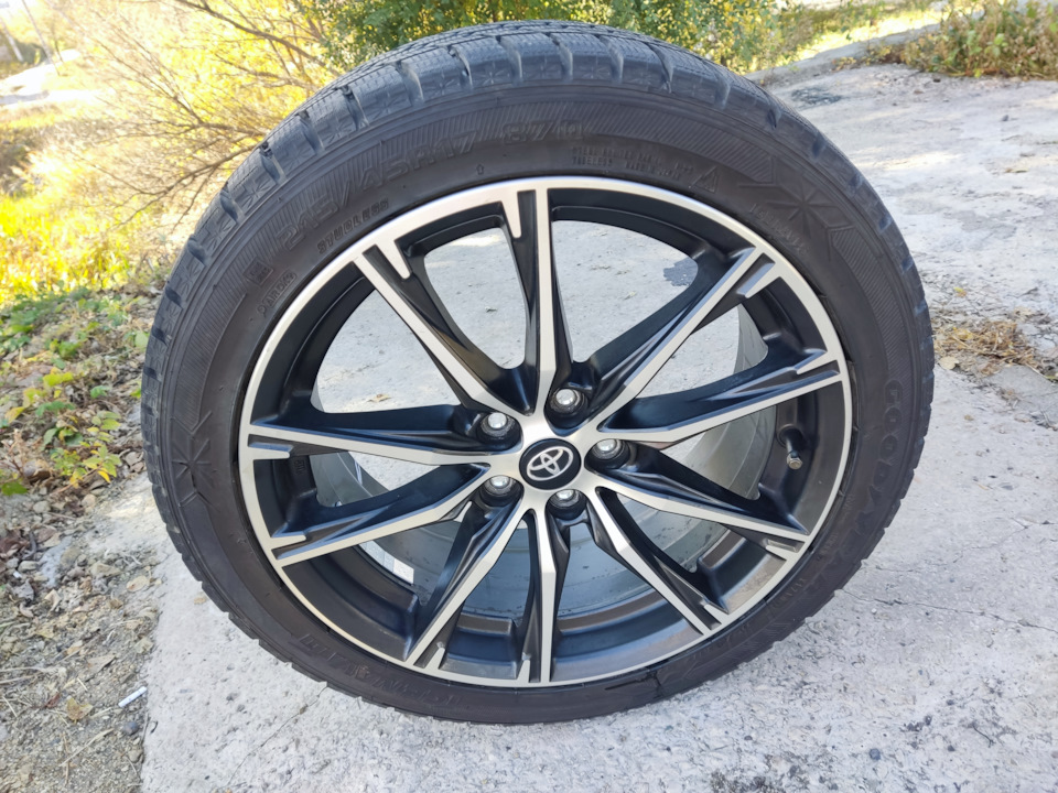 Шины зимние нешипованные Goodyear 215/45 R17, литые диски Toyota 7Jx17 ...