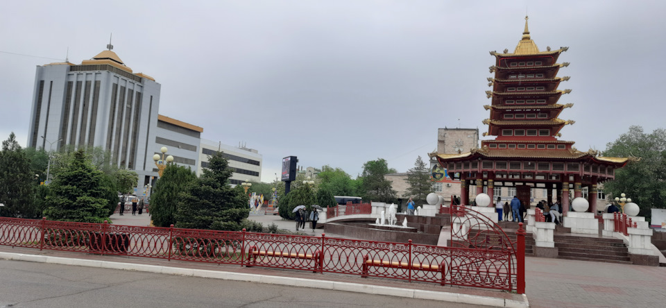 Центральная площадь Элисты и Пагода Семи Дней. — Jeep Cherokee (KL)