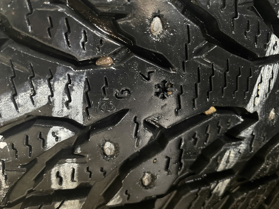 Шины зимние шипованные Nokian 235/55 R19 на Audi Q5 (2G). Б/у | 40 000 ...