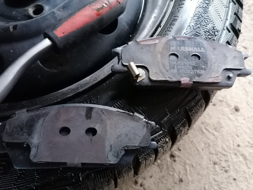 Прошу заметить, что на колодках отсутствуют противоскрипные накладки. Здесь все зависит от модели авто опять таки. На акцент не предусмотрены. Я решил переставить от старых Маршалов. — Hyundai Accent (2G)