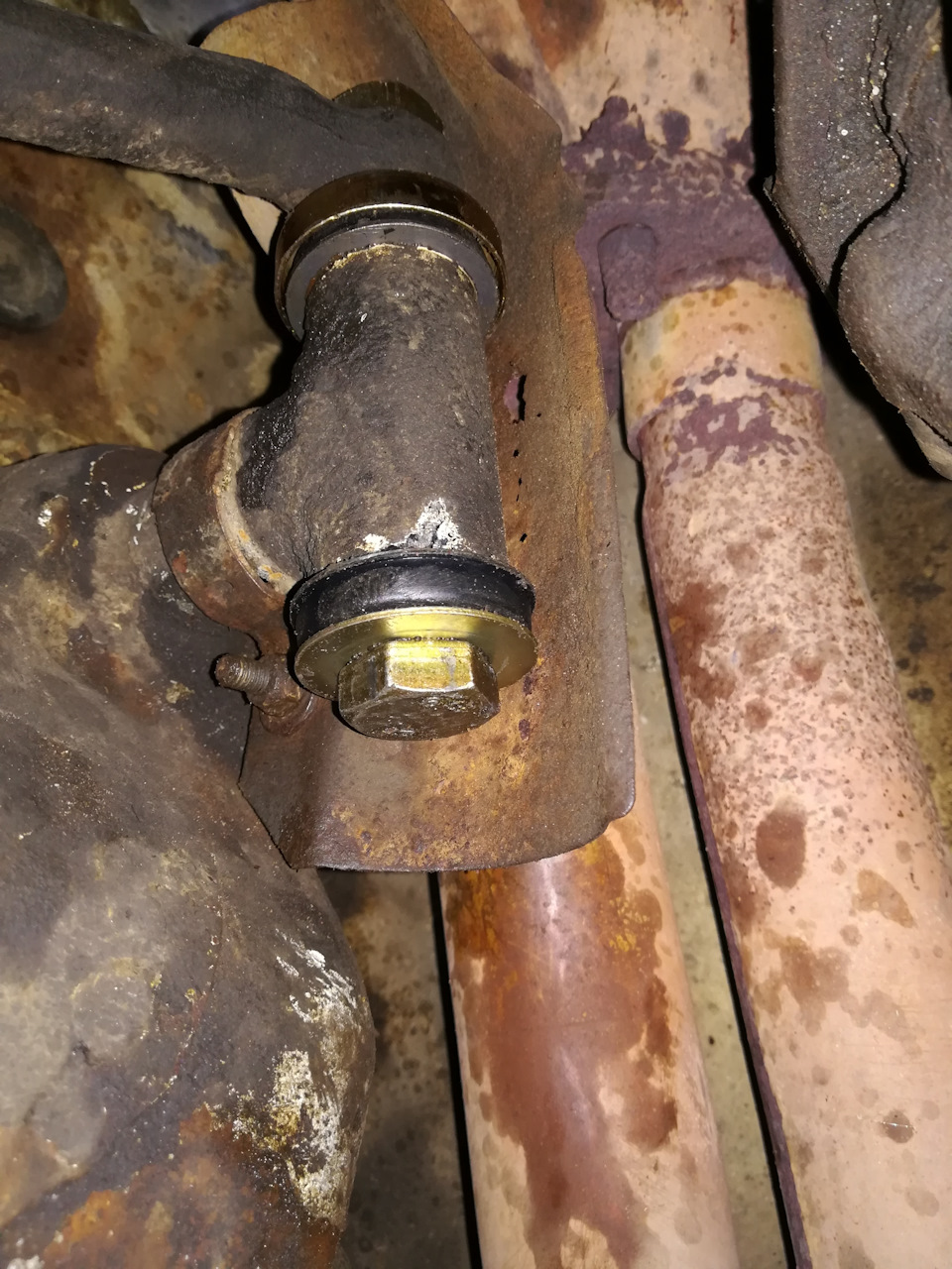 Замена втулок маятника. — Mercedes-Benz 190 (W201), 2 л, 1984 года ...