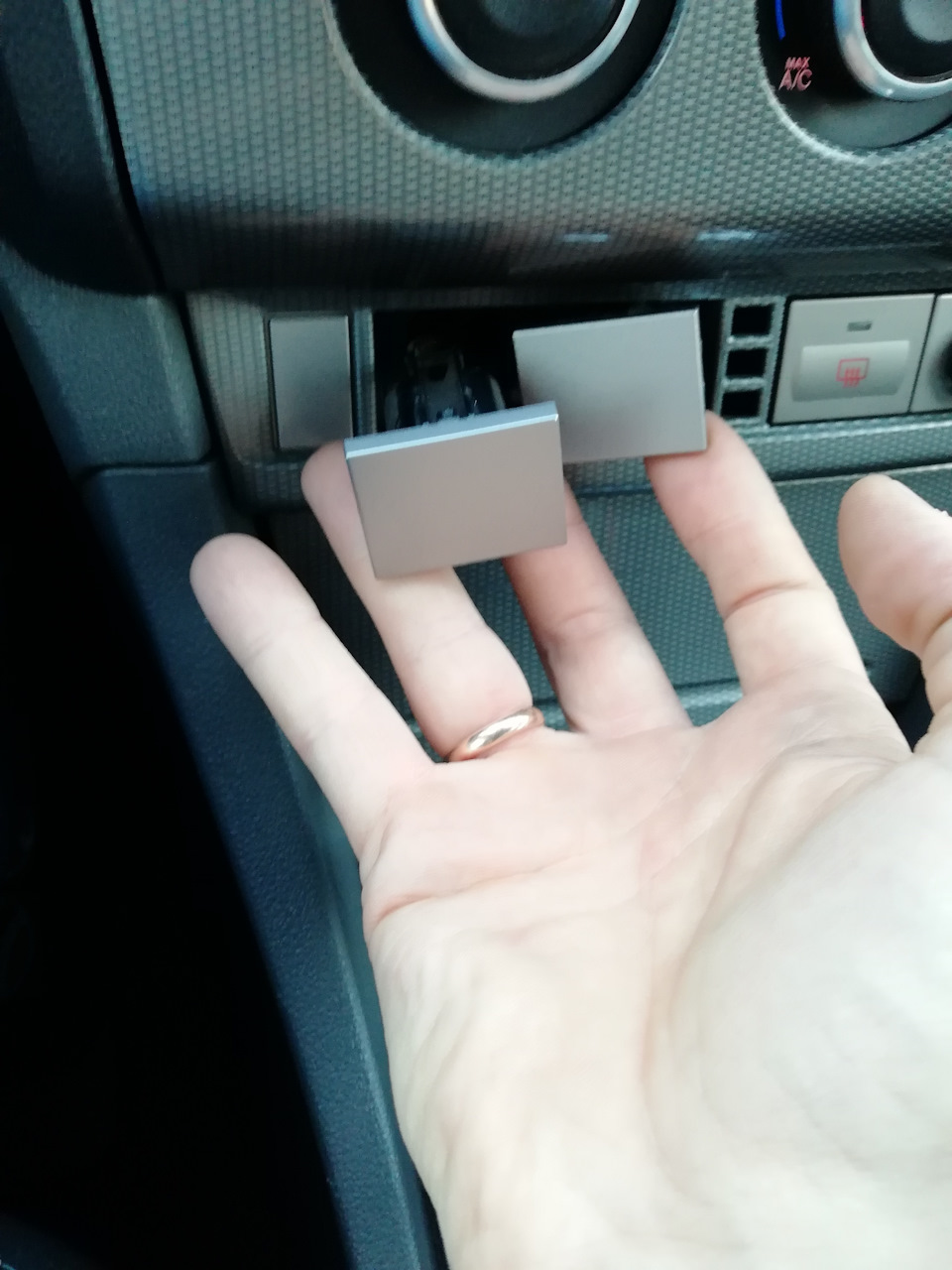 Кнопка аукс. Заглушка USB Ford Focus 2. USB вместо заглушки Форд фокус 2. Заглушка под два юсб фокус 2. Форд фокус заглушка 12в в машине.