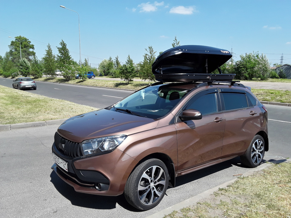 Открывание двустороннее, удобно! Где к поребрику запарковался, там и открываешь, чтобы быть повыше над авто и удобнее грузить или выгружать — Lada XRAY. Запчасти на фото: U5101