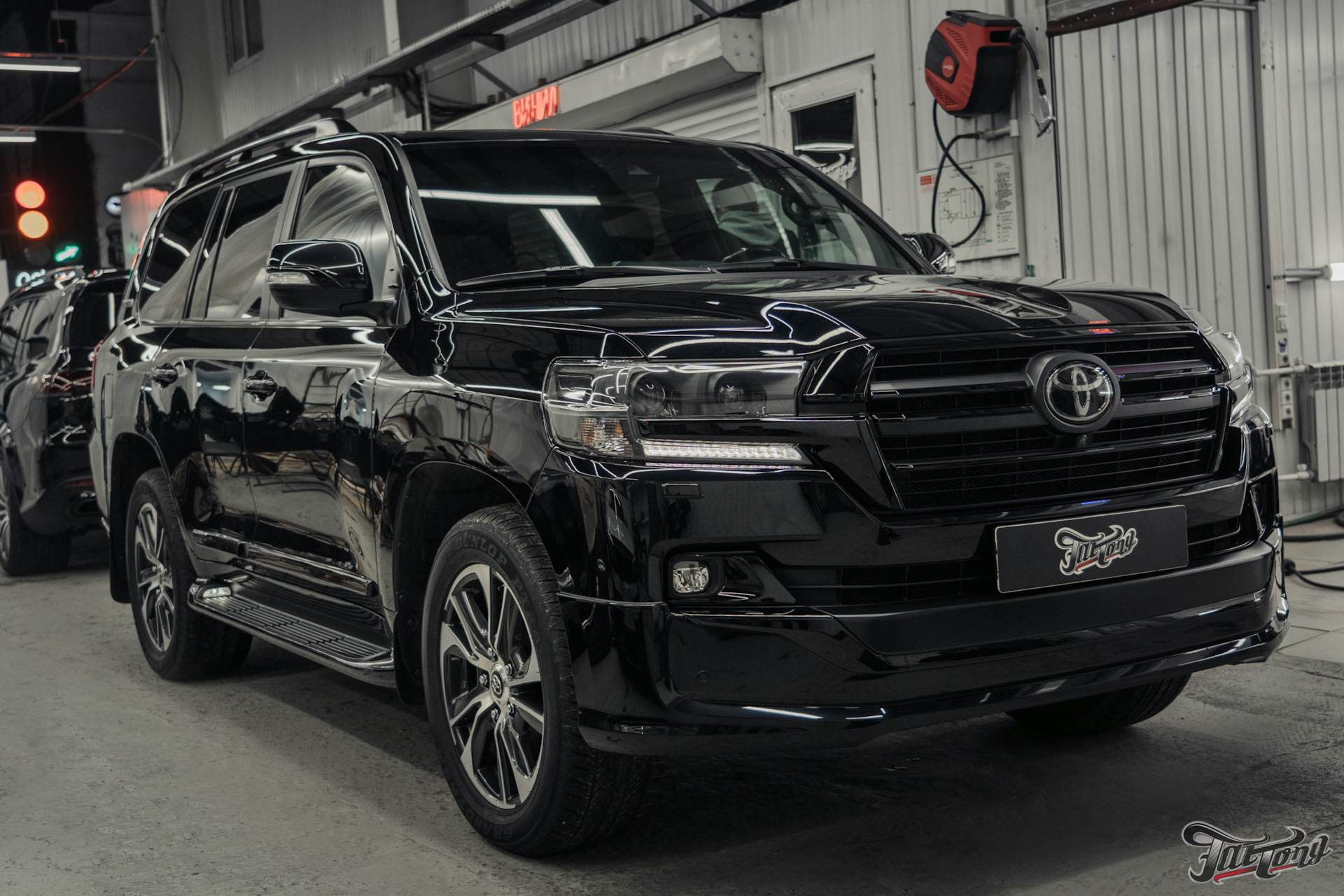 Антихром ленд крузер 200. Ленд крузер 200 рестайлинг антихром. Анти хром landcruiser 200. Антихром крузер 200. Toyota land cruiser 200 черный антихром.