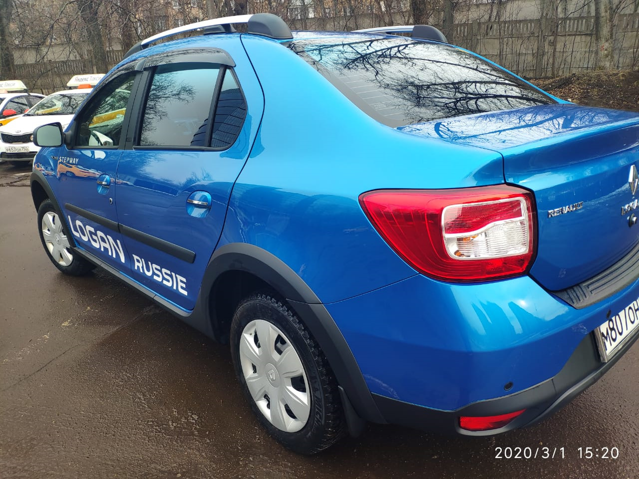 Renault logan stepway масло. Спойлер на Рено Логан степвей. Рено Логан степвей сзади. РЕН» Логан Степвай сзади. Дверь Рено Логан 2.