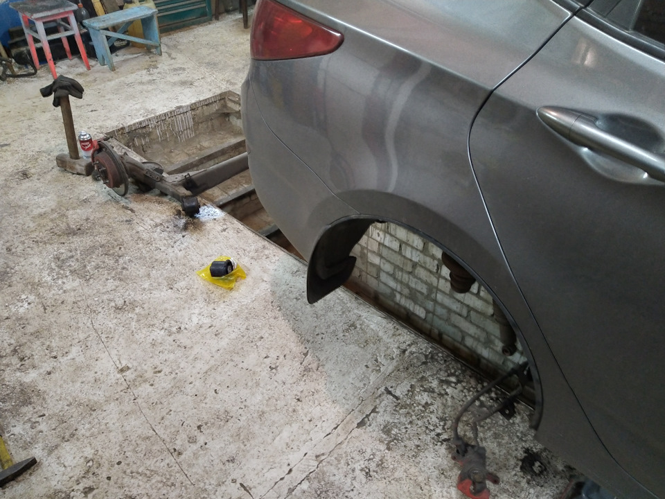 Замена задних салеблоков — Hyundai Solaris (1G), 1,4 л, 2011 года ...