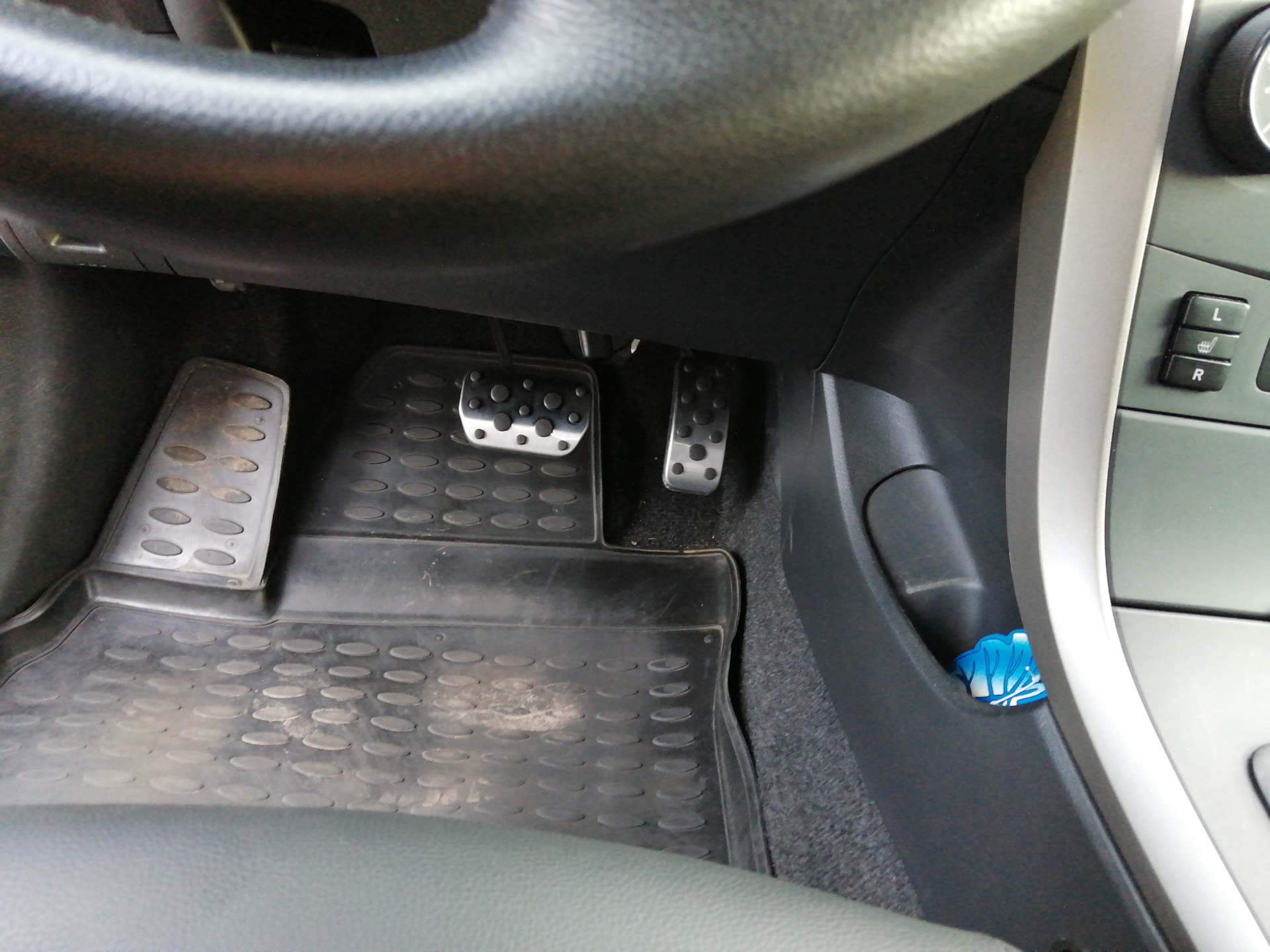 Накладки на педали — Toyota Corolla (140/150), 1,6 л, 2008 года ...