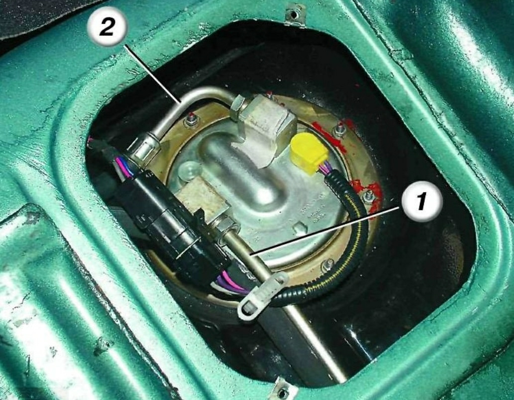 Где находится датчик бензина. Бензонасос в баке ВАЗ 2110. Трубки топливного насоса ВАЗ 2112. ВАЗ 2112 трубки топливные бензонасоса. ВАЗ 2112 1.8 бензонасос.
