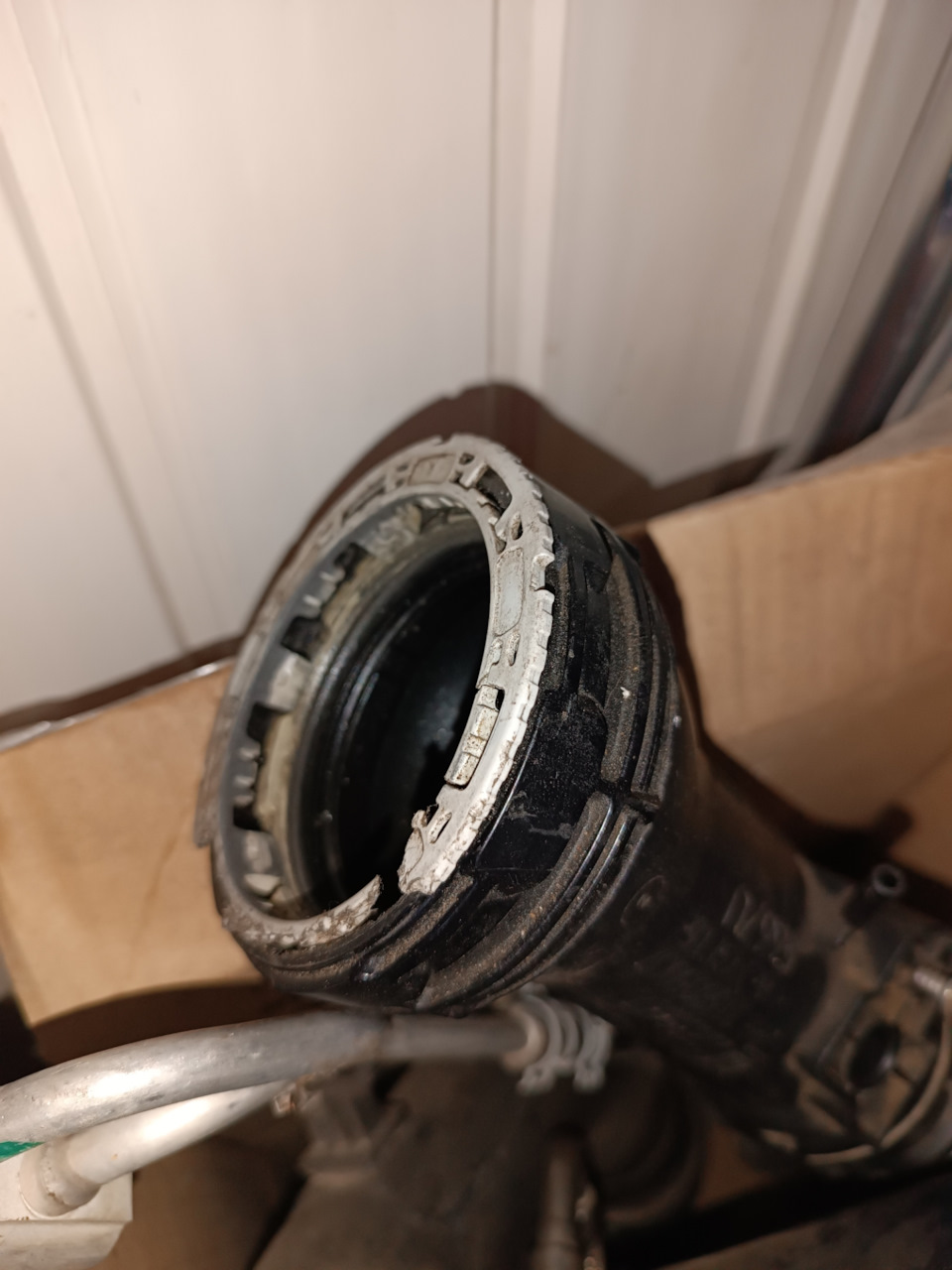 Как снять воздушный впускной патрубок с дроссельной заслонки на Opel ...