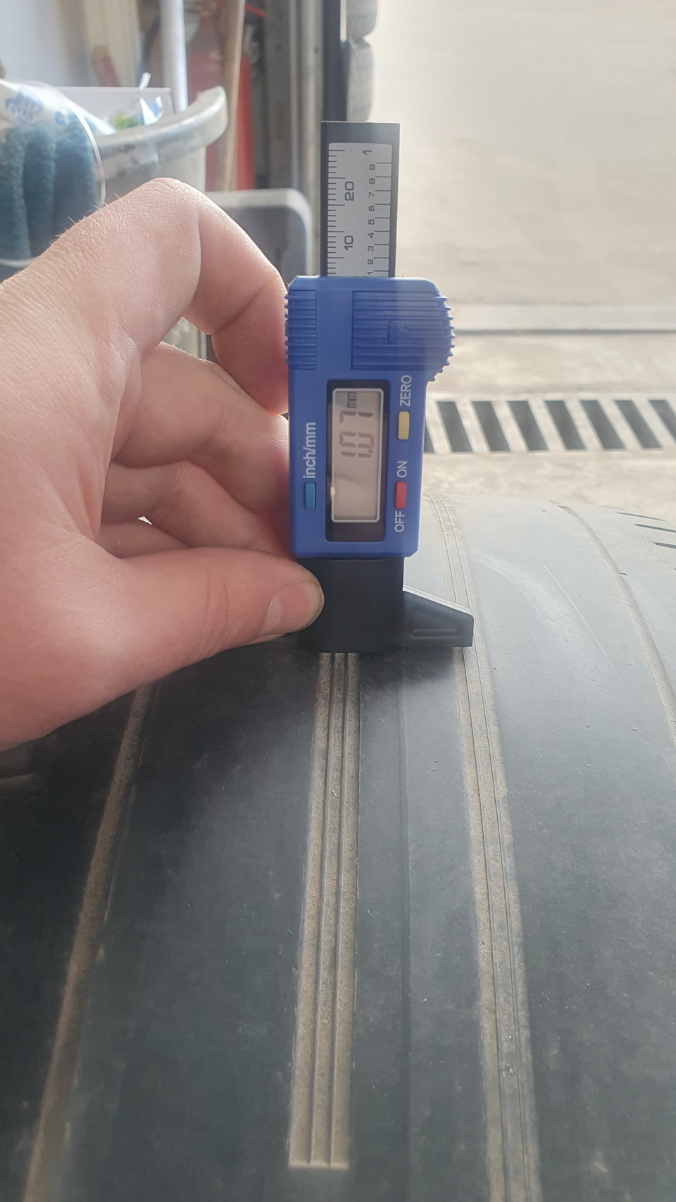 Заменил резину на задней оси — Audi A3 Sportback (8PA), 2 л, 2009 года ...