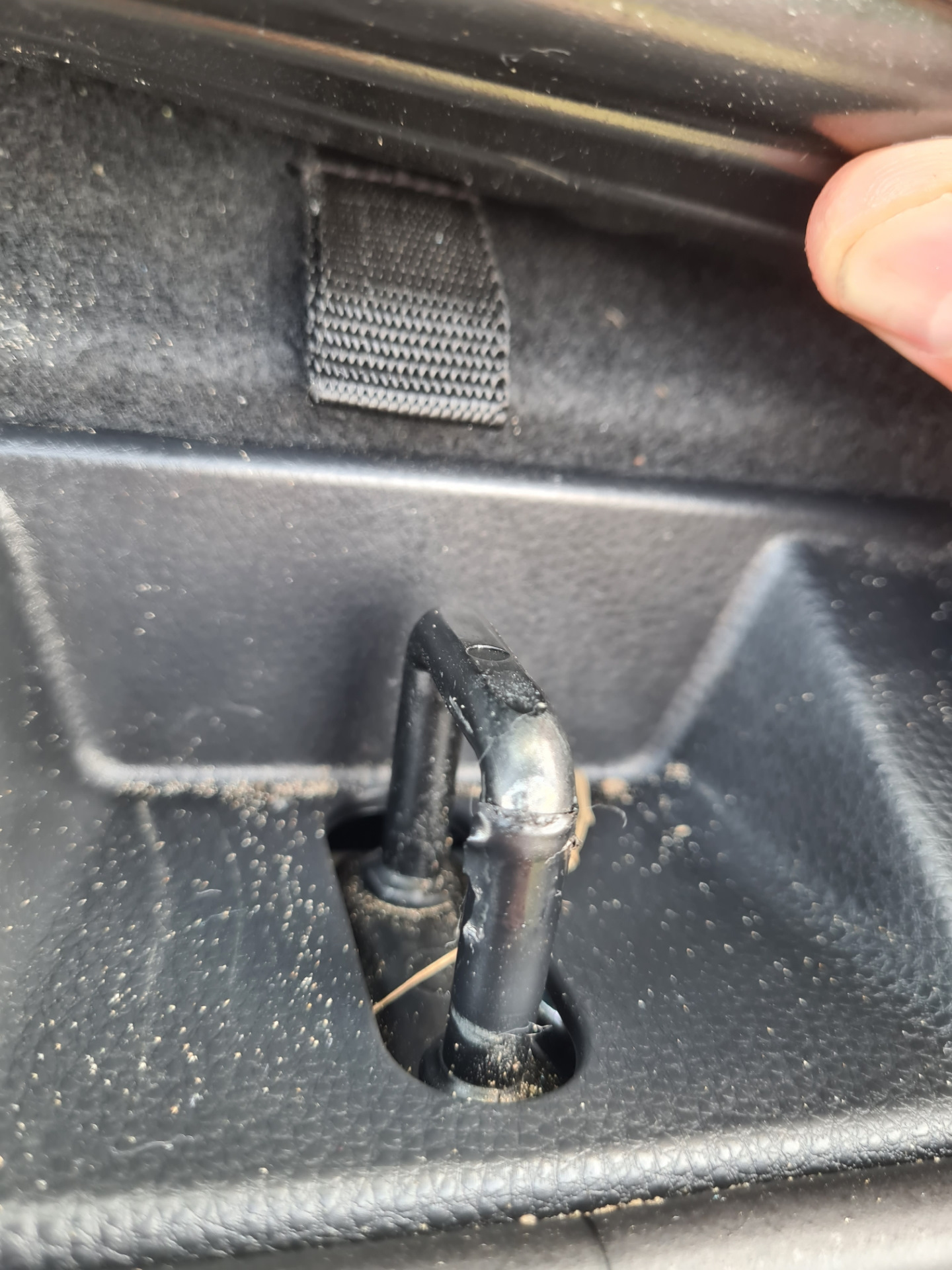 отбойник задней двери рав 4. рав 4 скрипы. направляющая задней двери rav 4 3. резиновые упоры багажника land cruiser 200. рав 4 скрипы.