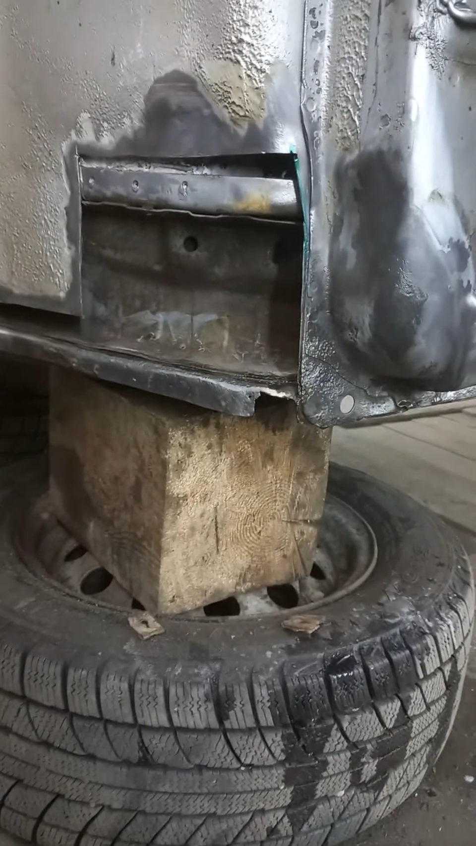 Левый боызговик — Lada Приора универсал