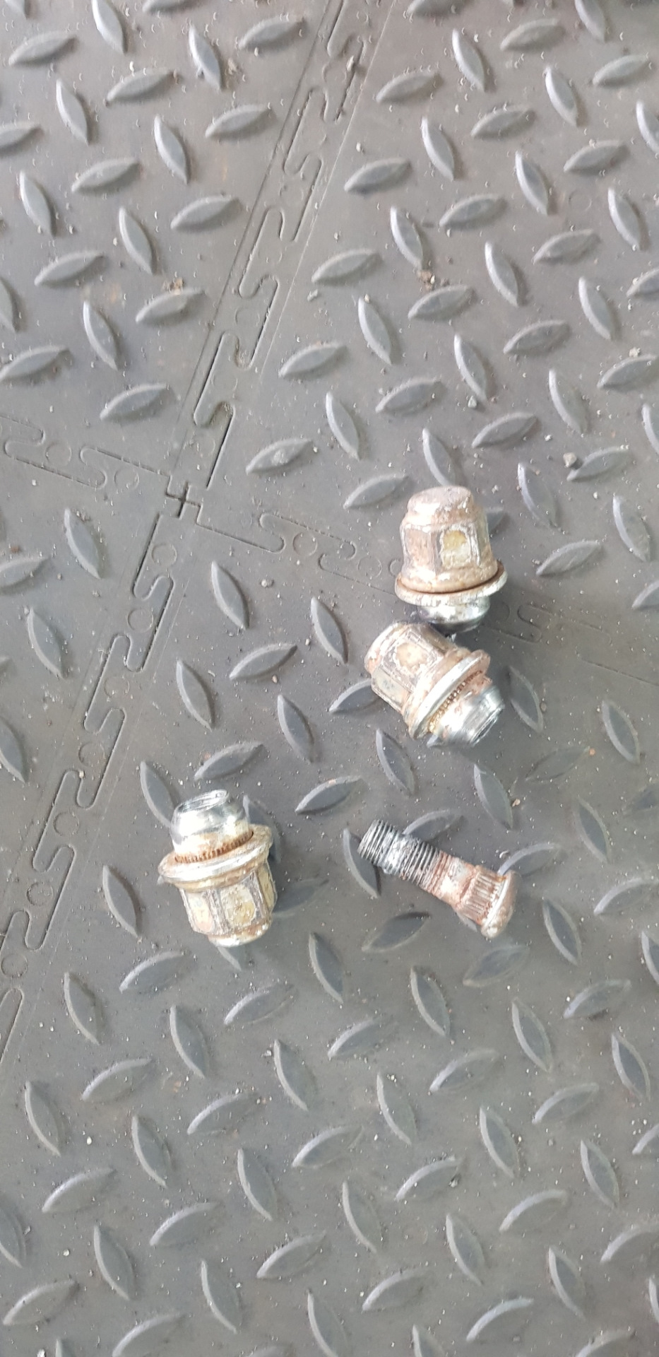 Замена задних шпилек и колесный гаек в круг — Nissan X-Trail II (t31 ...