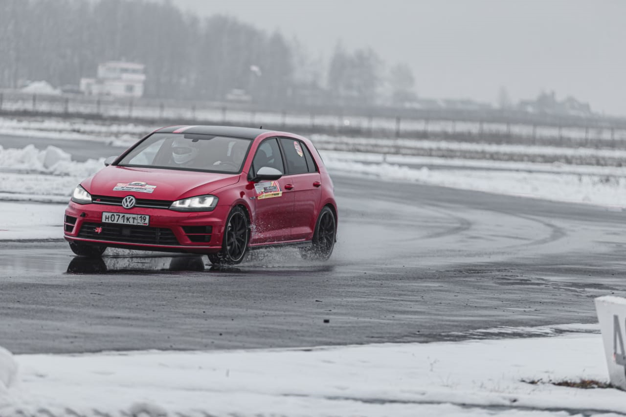 Ралли спринт. ДТП Volkswagen Golf красный 2012 Москва. Golf r mk7.