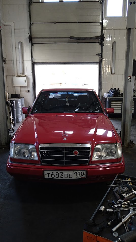 А на фото прям чистый — ух! — Mercedes-Benz E-Class (W124)