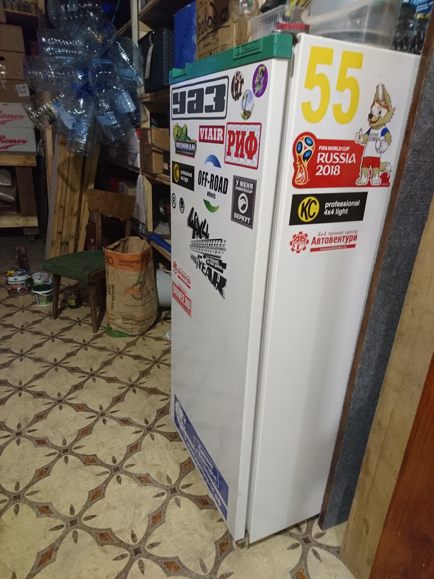 холодильник в гараже. холодильники liebherr red bull. зима холодильник. холодильник в гараже зимой можно ли. холодильник в гараже зимой можно ли.