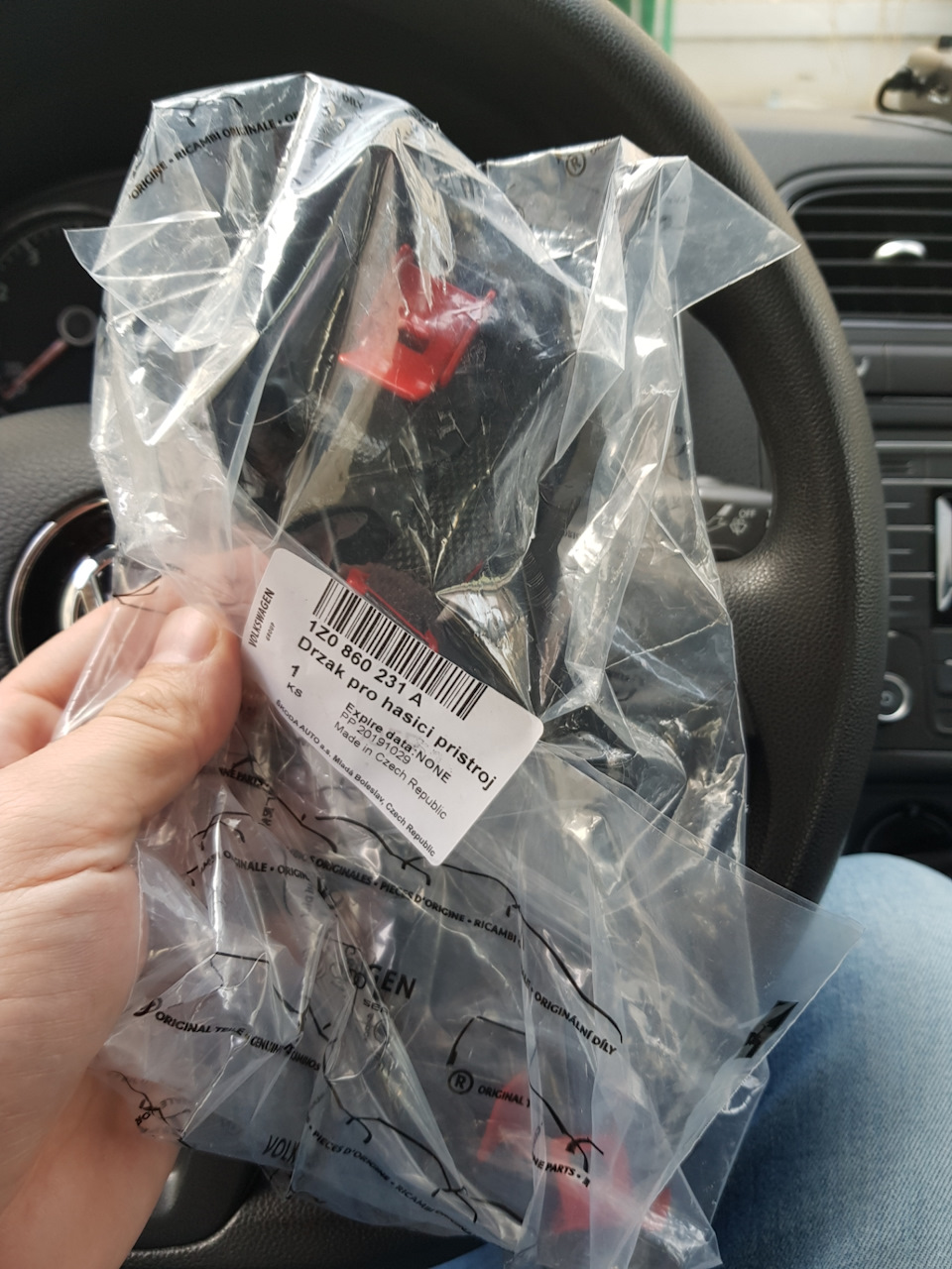 1Z0860231A Кронштейн огнетушителя VAG | Запчасти на DRIVE2