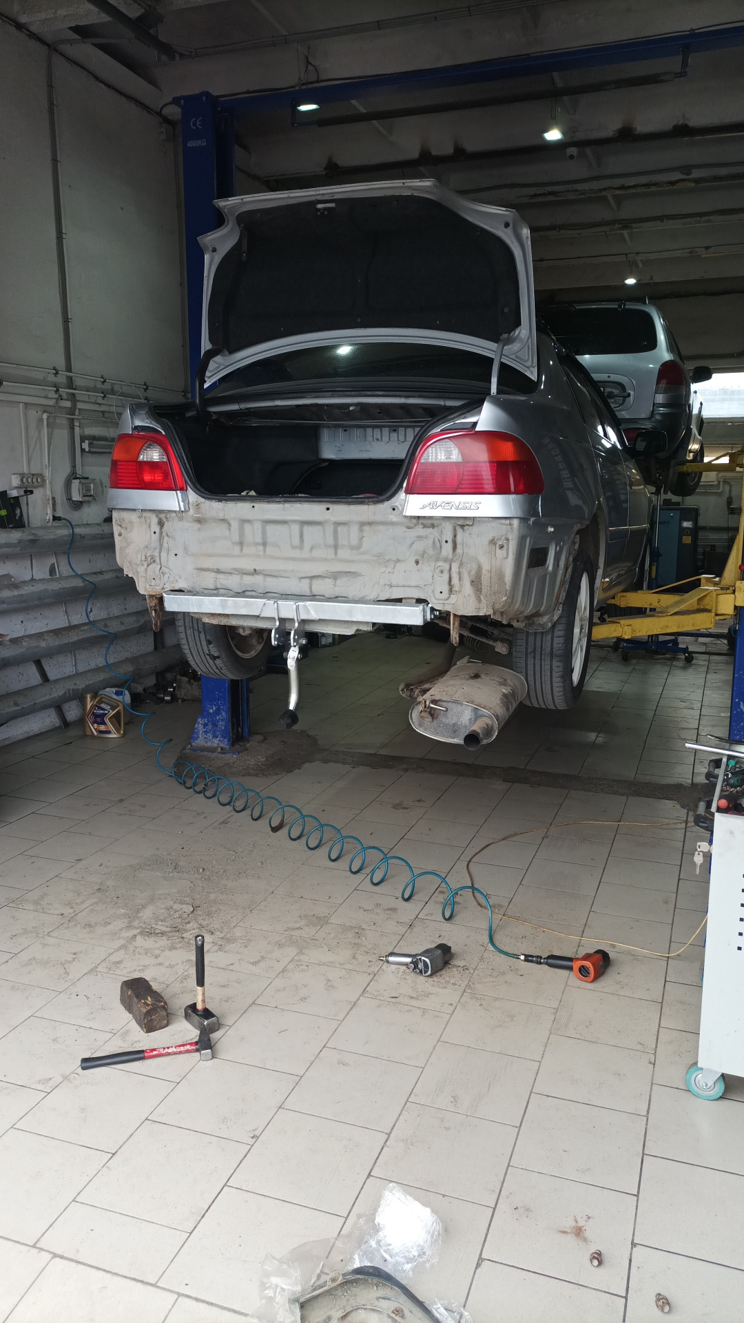 Установка фаркопа — Toyota Avensis I, 2 л., 1998 года | визит на сервис ...