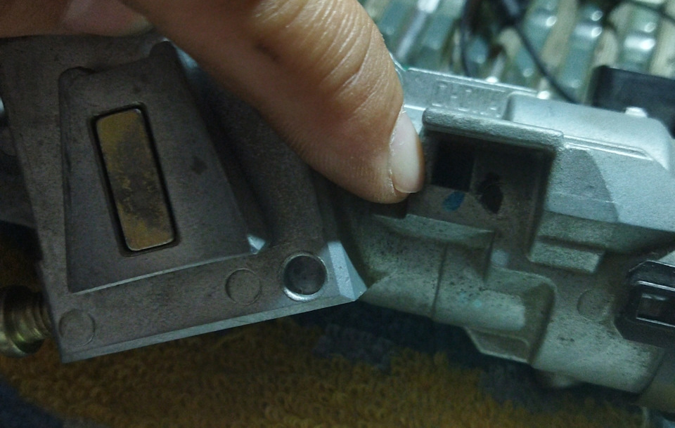 Замок зажигания (снятие личинки) Мазда 5 — Mazda 5, 1,8 л., 2006 года ...