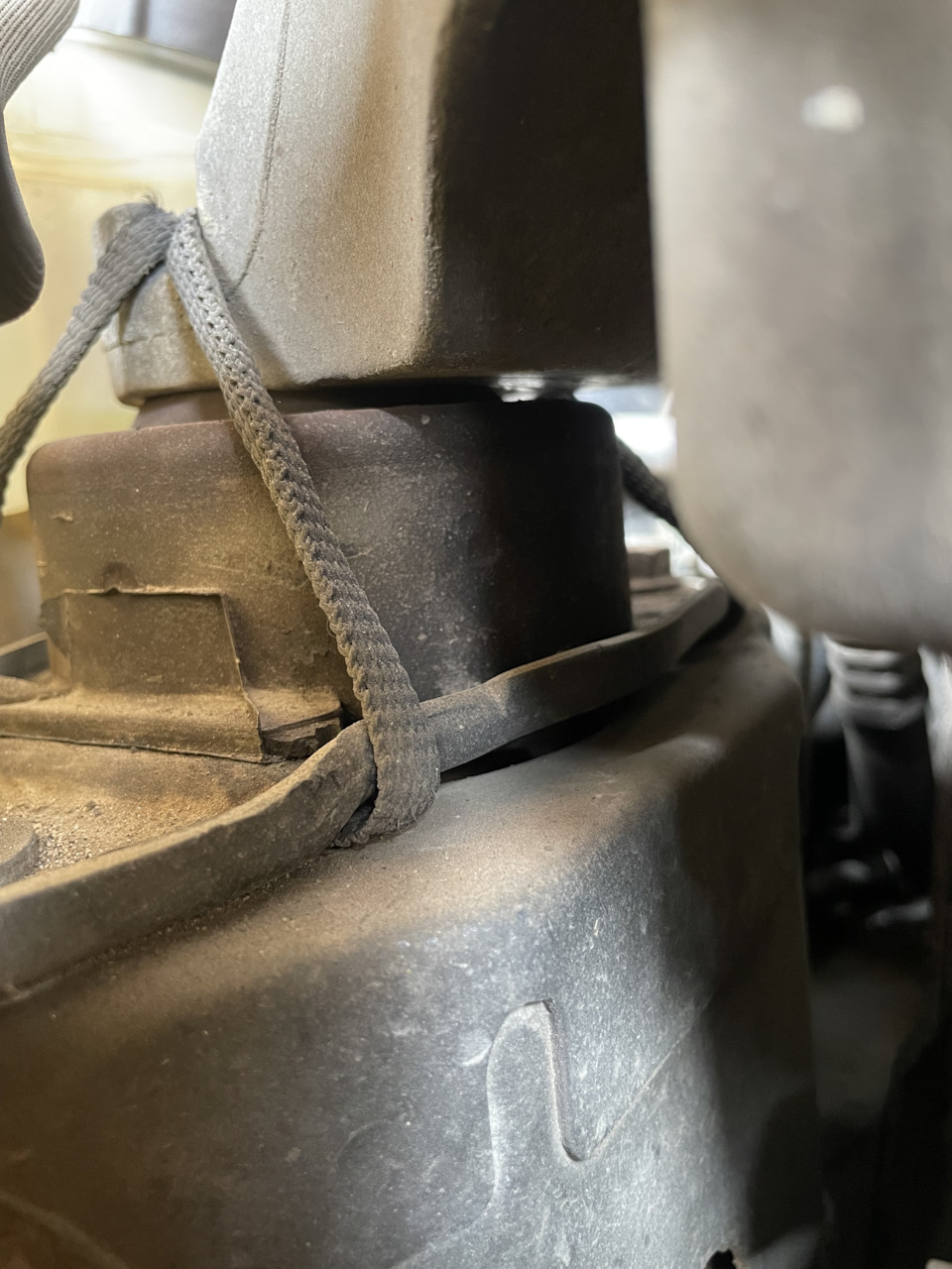 Так выглядела старая опора на движке — Renault Laguna III