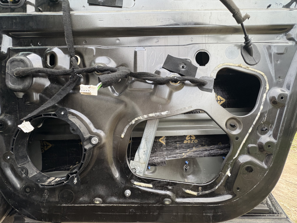 Клеить удобно, вылазят достаточно крупные куски — Renault Kaptur (2016)