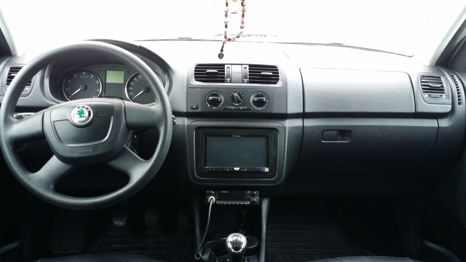 Обтянул карбоном элементы интерьера — Skoda Fabia Mk2, 1,2 л, 2010 года ...