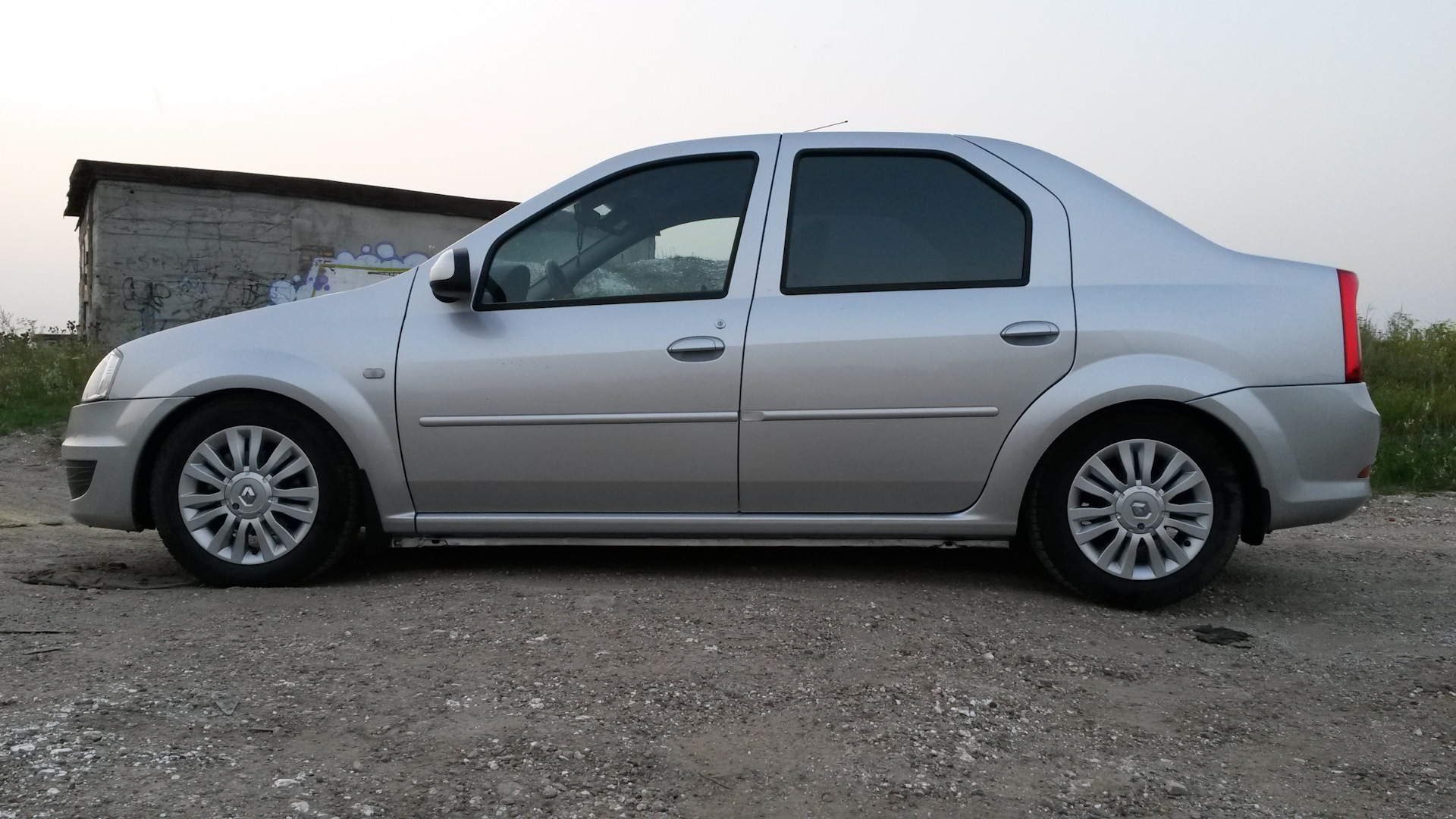 Колеса на рено логан r16. Черный рено логан на 16 дисках. Диски на черный рено логан 15. Логан. Логан на 16 дисках.