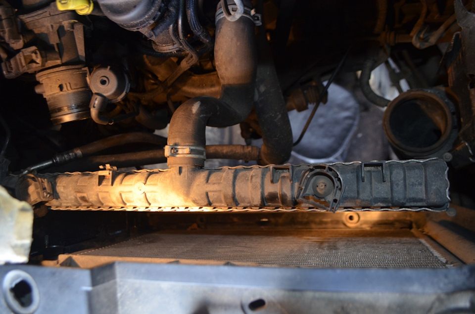 достаём и смещаем в сторону радиатор охлаждения двигателя, открывается полный доступ к радиатору кондиционера — Citroen C8