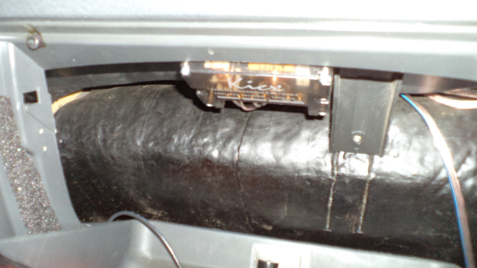 Прикрутил кроссовер — проводку развел по бокам — если открыть бардачок — ничего не видно :) — Lada 21124