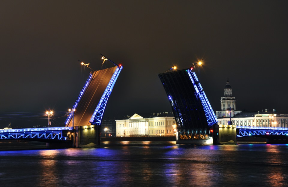 Петербург поэзия. Ночной Питер. Машины на дворцовом мосту. Легенда про Дворцовый мост в Питере. Дворцовый мост лестница.