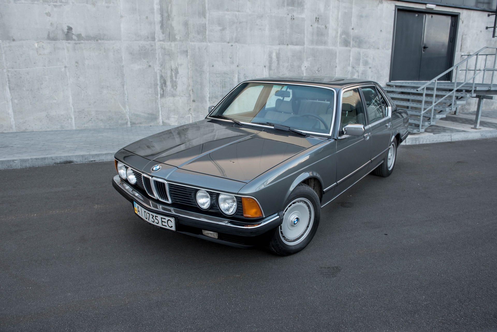 BMW акула 735