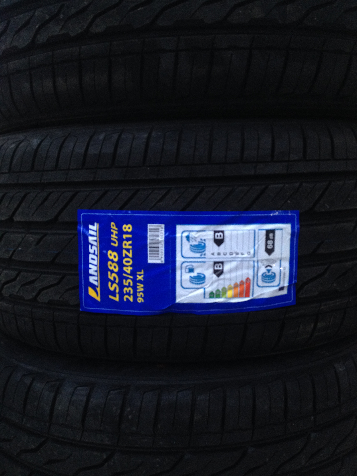 Landsail suv отзывы. Landsail ls588 UHP. Шины Landsail LS 588 UHP. Landsail ls588 UHP 235/40 r18. Покрышка Landsail ls588 UHP.