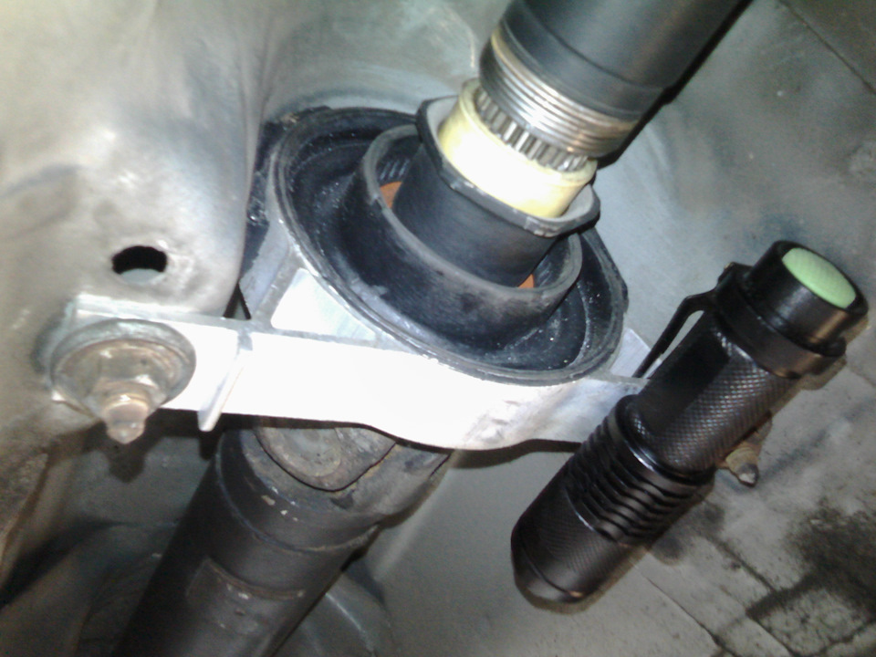 Замена подвесного опорного подшипника. Вибрация в салоне. Стуки при ...