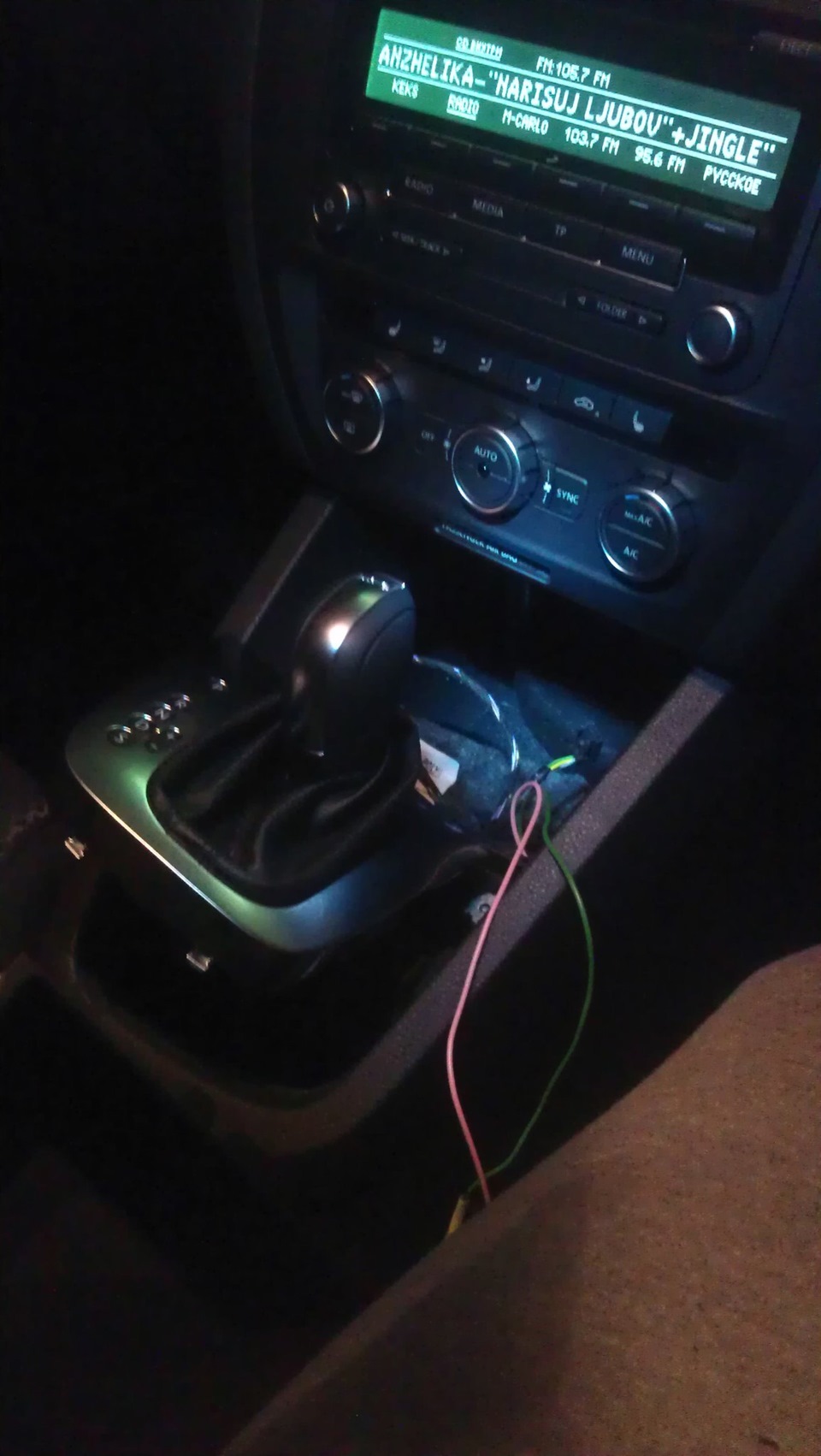 НЕмного подсветил нишу под магнитолой)) — Volkswagen Jetta VI, 1,4 л ...