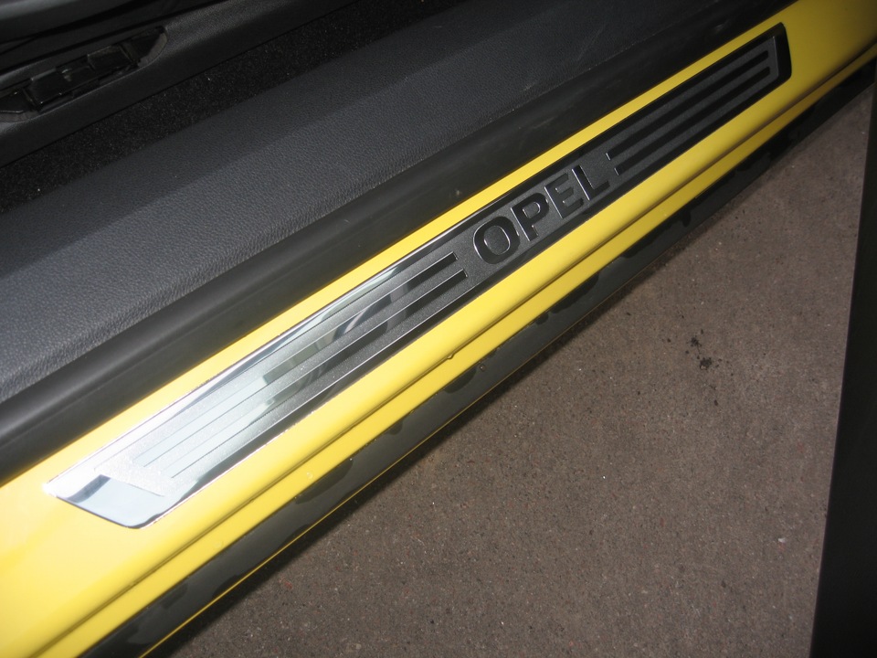 Пороги opel astra. Накладки порогов кузова Opel Astra GTC J. Пороги Opel Astra j GTC. Opel Astra GTC накладки на пороги.