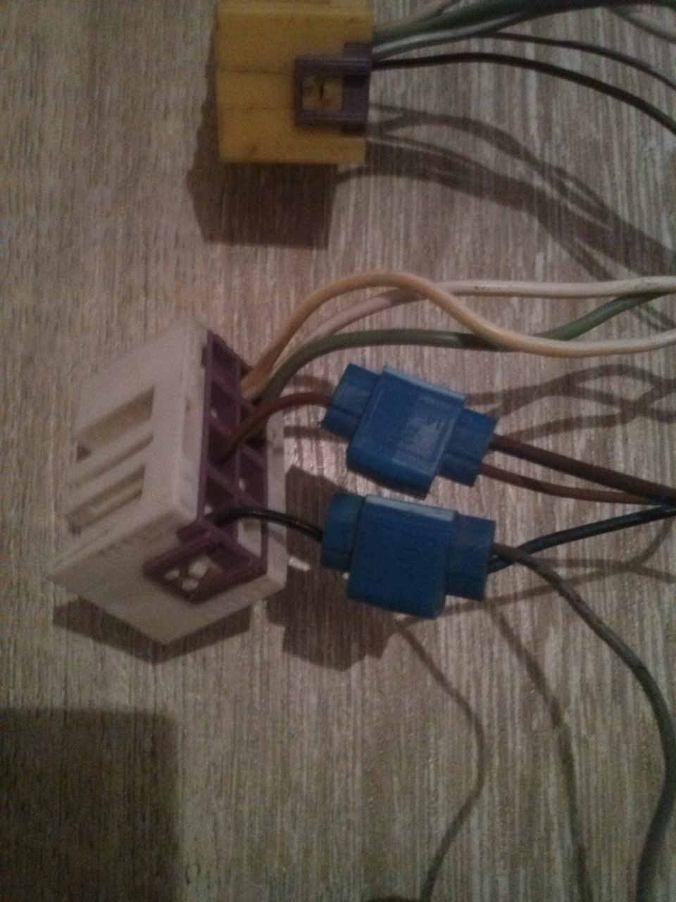 Ну и подсоединение к проводам подсветки кнопок(тут показан снятый жгут проводки, дома валяется) — Audi 100 (C3)