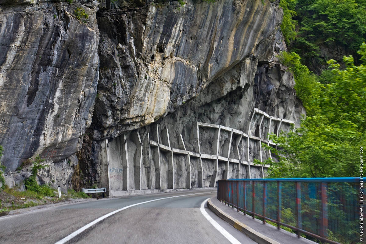 Блог дорога. Дорога смерти. Живописная и опасная дорога в Черногории. Отвесная дорога.