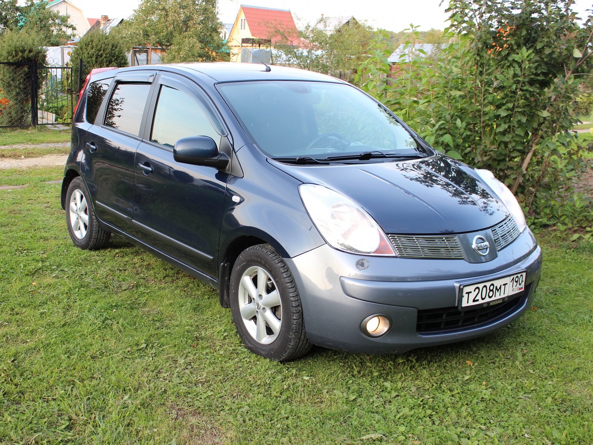 Купить б/у Nissan Note I Рестайлинг 1.6 AT (110 л.с.) бензин автомат в Нижнем Но