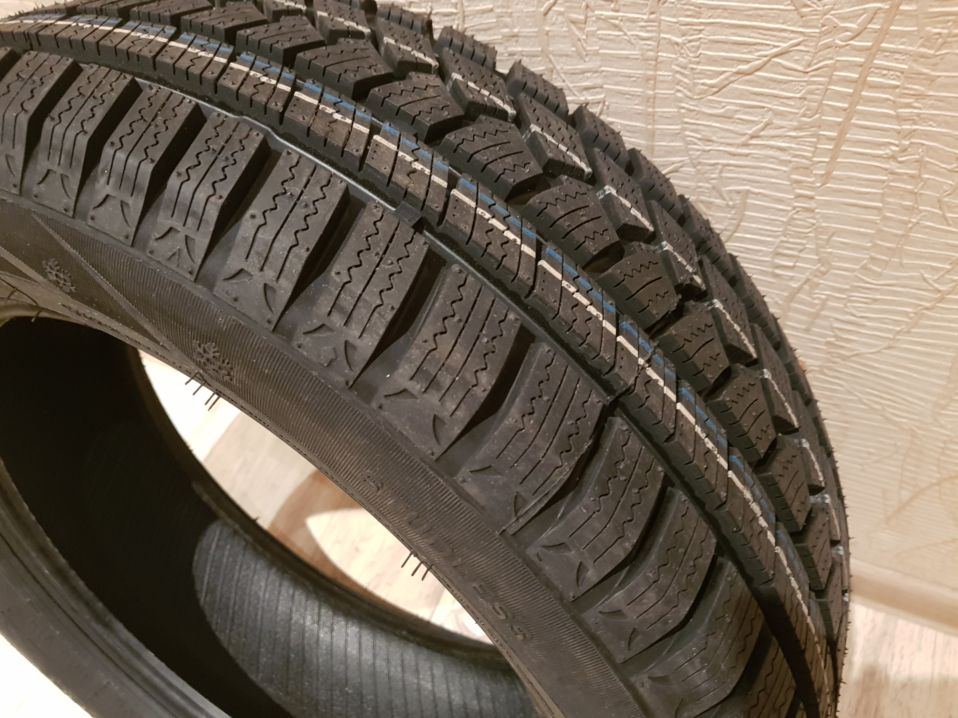 Нешипованные шины r18. Ovation Tyres w586. Шины Ovation w586. W586 Ovation зимние шины. Шины Оватион 586.